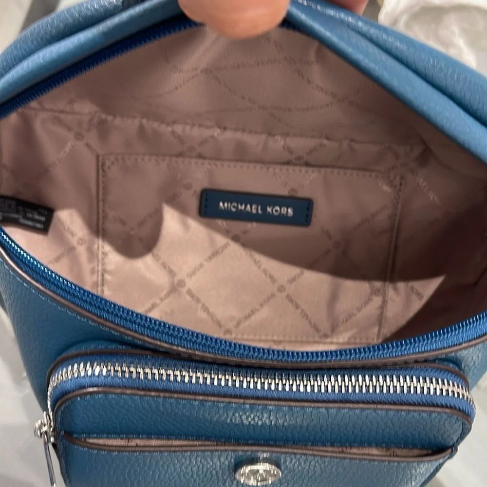 MICHAEL KORS
Maisie Large Pebbled Leather 2-in-1 Sling Pack
Teal
NWT - Picture 14 of 16